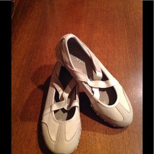 Leather & Suede Cream Skechers size 6.5